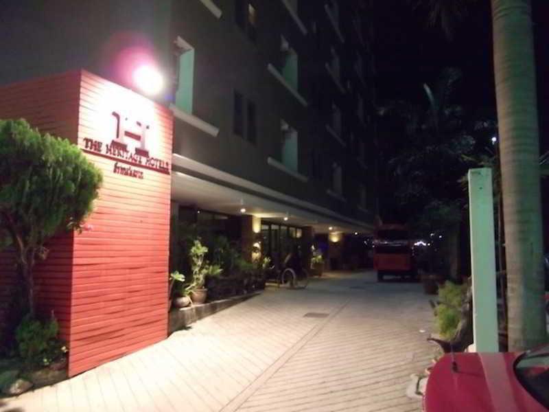 Solace At Srinakarin Hotel Bangkok Esterno foto